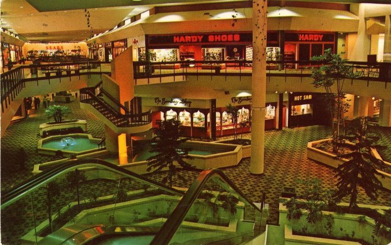 Shopping mall in the 1950s and 1960s